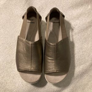 Earth Origins platinum slip ons, 9M